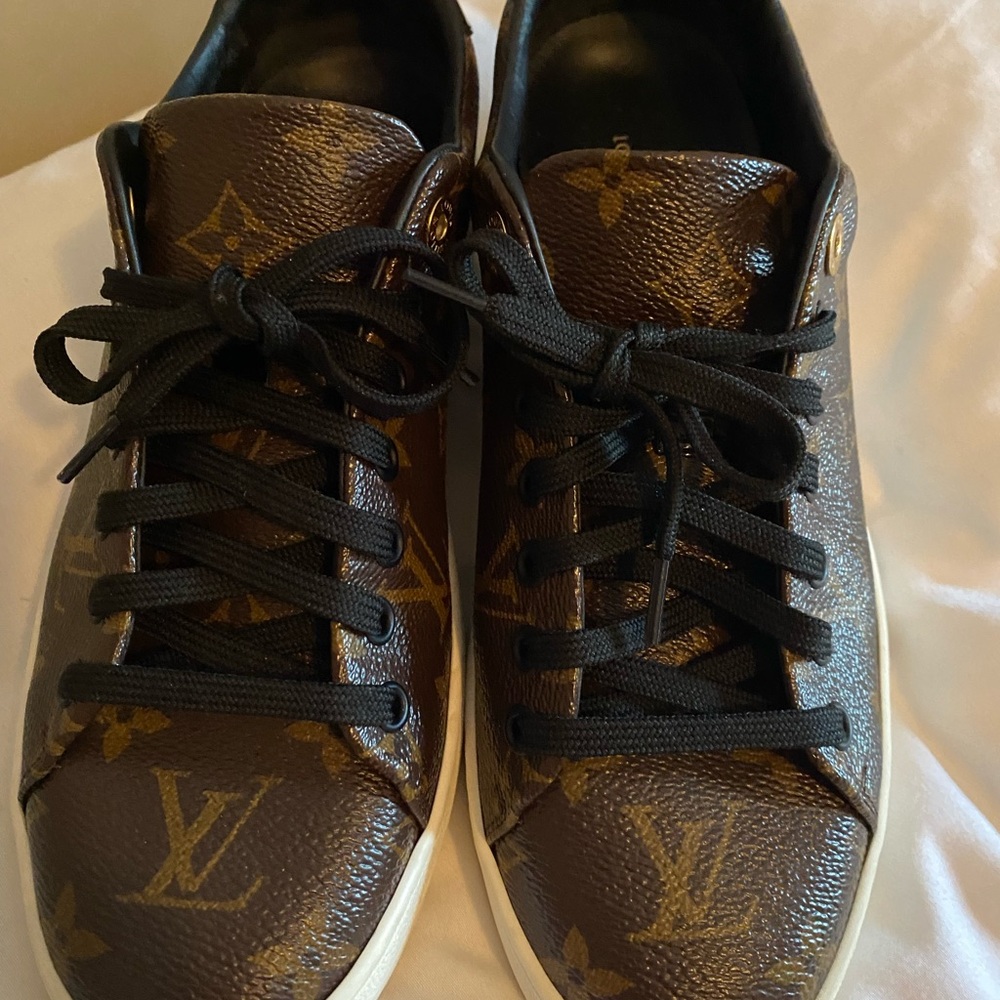 Louis Vuitton women size38.5(8.5) gently used worn 3x like NEW